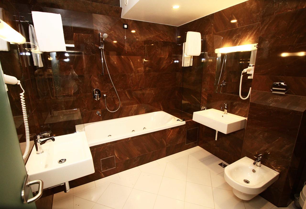 Hotel International Prishtina & Spa Pristina Exterior foto