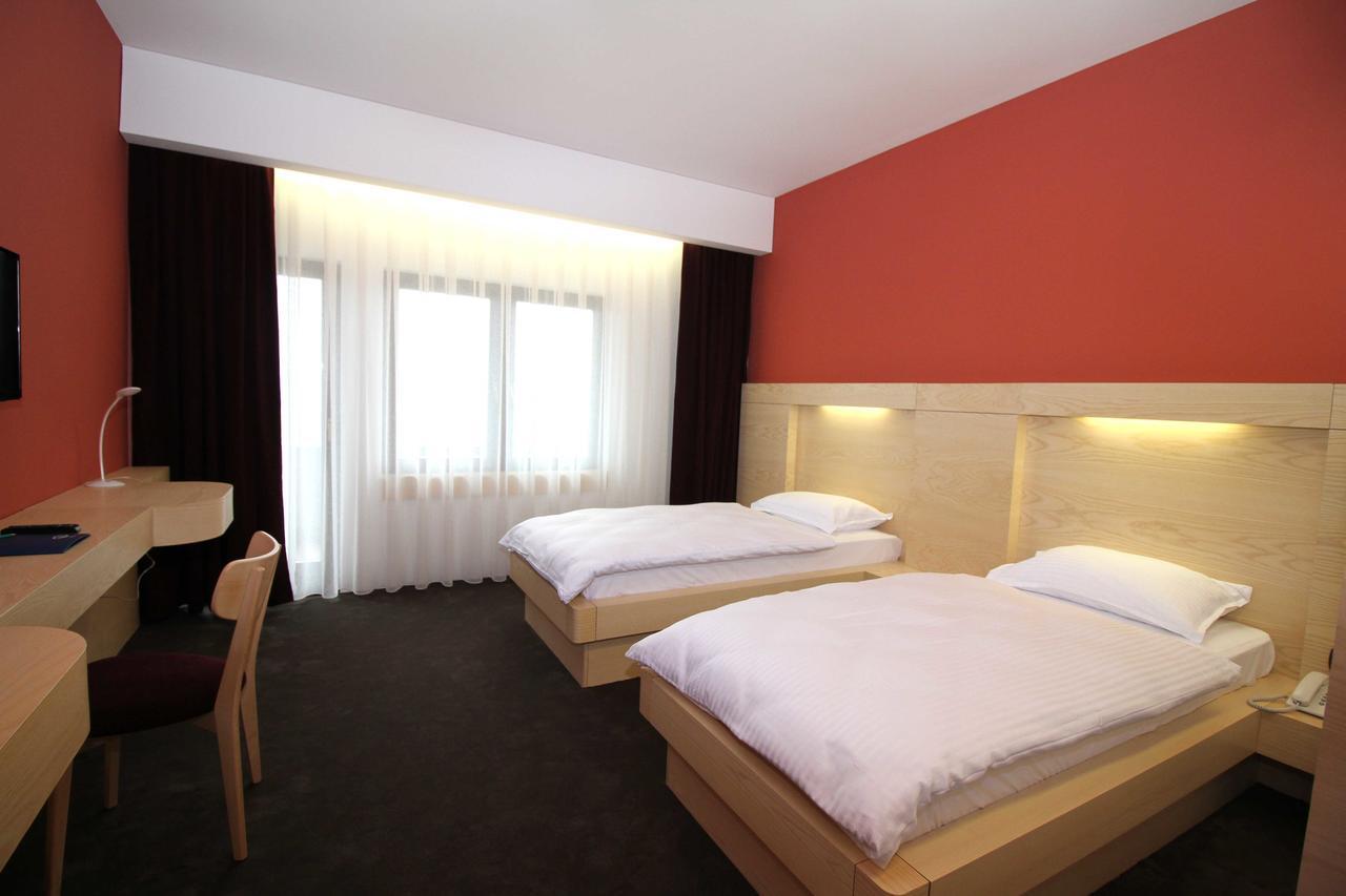 Hotel International Prishtina & Spa Pristina Exterior foto