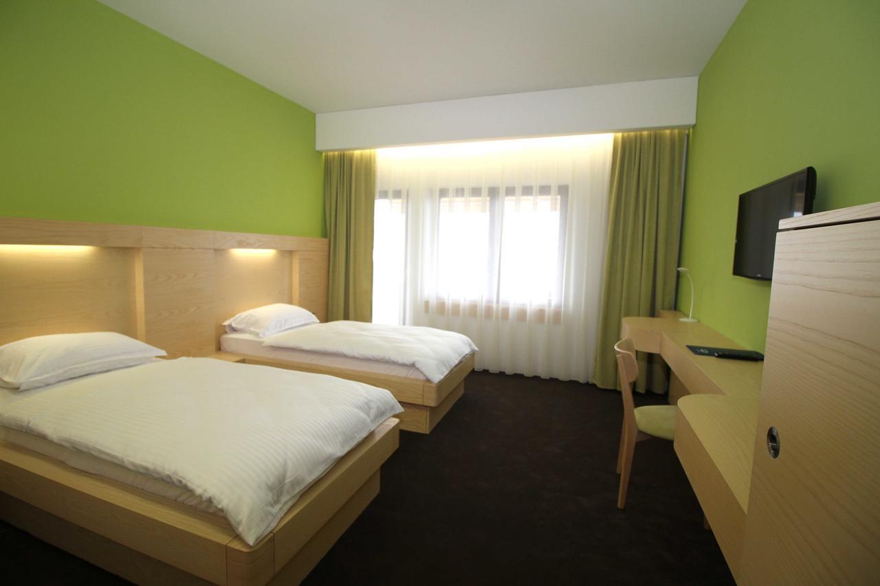 Hotel International Prishtina & Spa Pristina Exterior foto