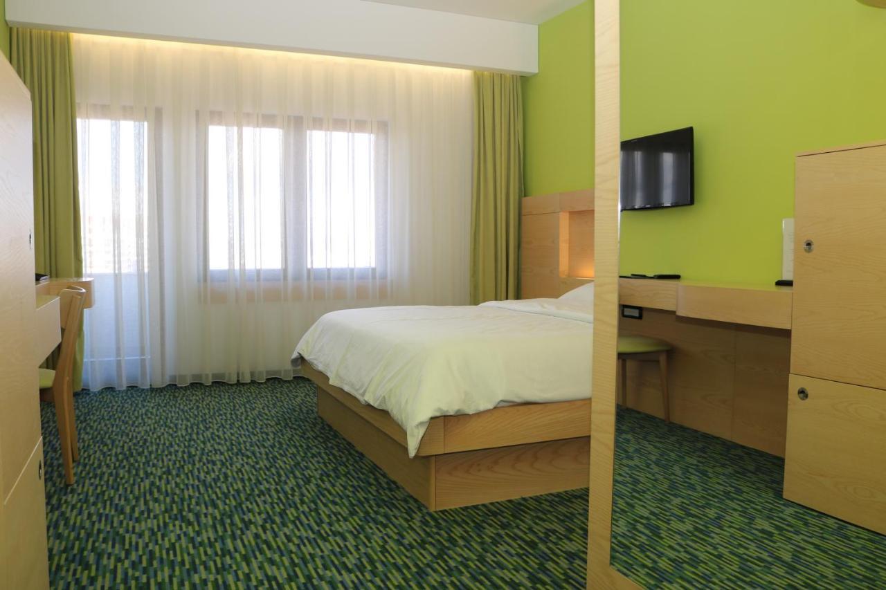 Hotel International Prishtina & Spa Pristina Exterior foto